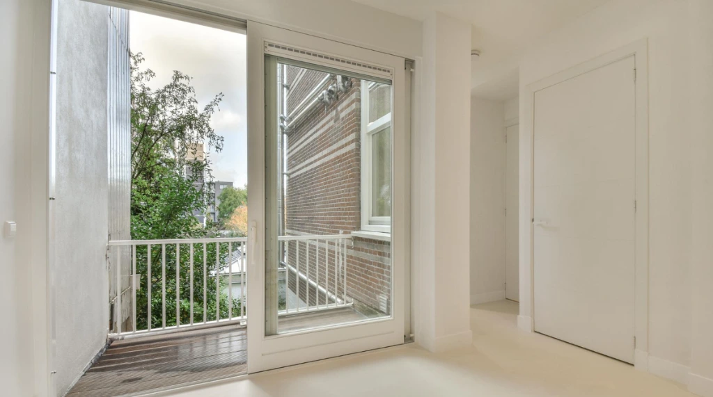 1. Pintu Aluminium Putih untuk Balcon