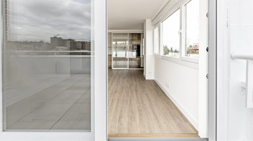 kombinasi pintu aluminium sliding dengan lantai vinyl kayu