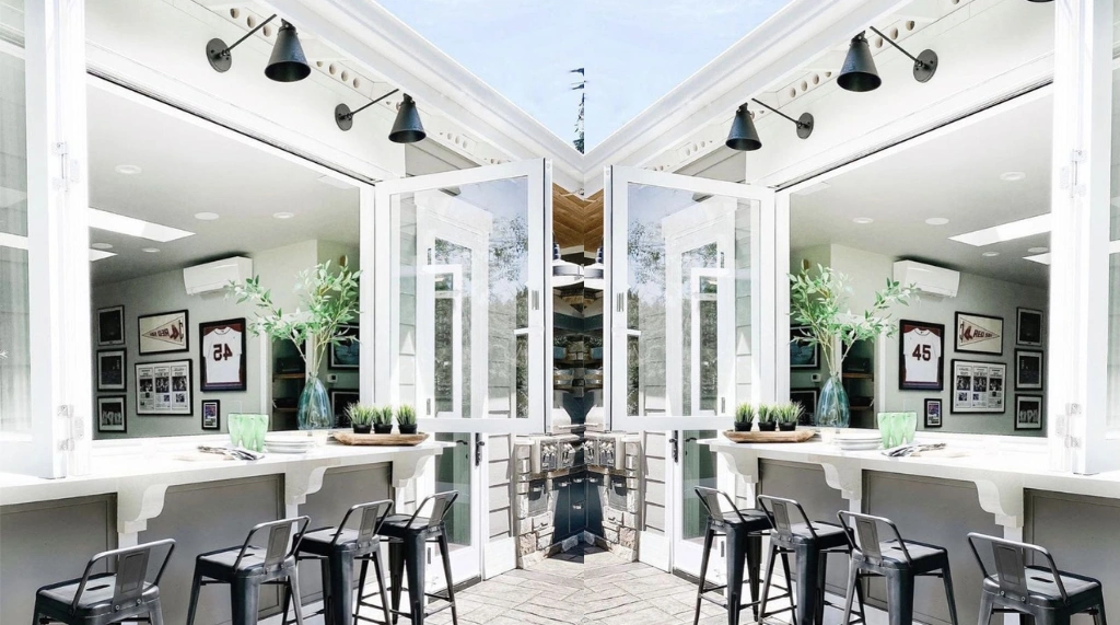 bay window putih untuk komersial seperti cafe