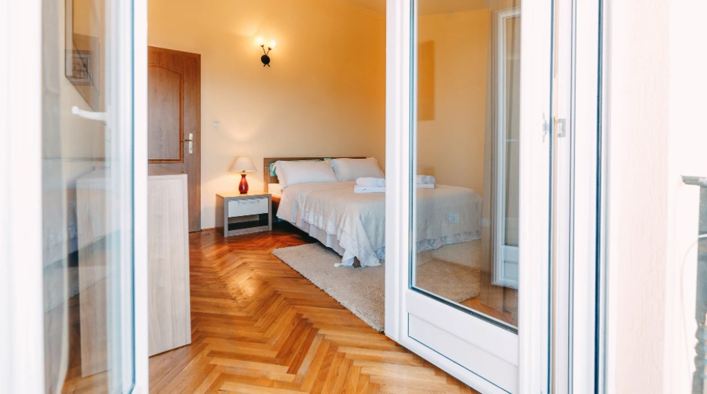 3. Pintu Aluminium Putih Swing untuk Kamar Tidur