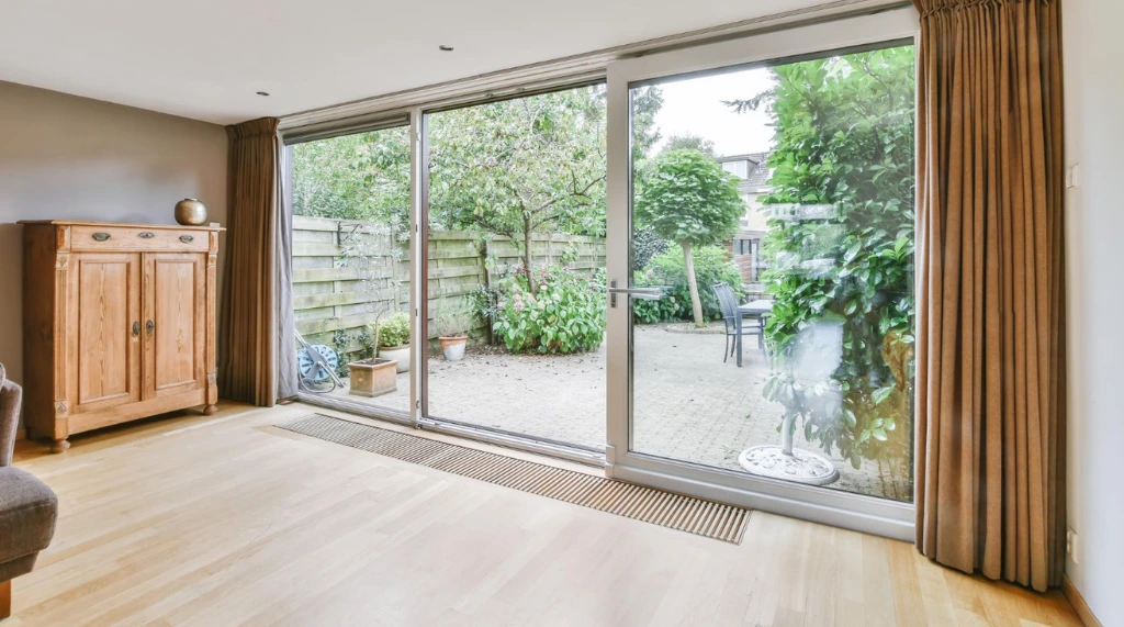 pintu aluminium putih pembatas outdoor