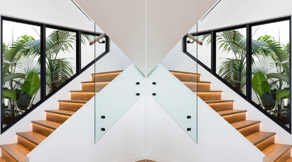 Jendela Kaca Mati Aluminium Stair-Step