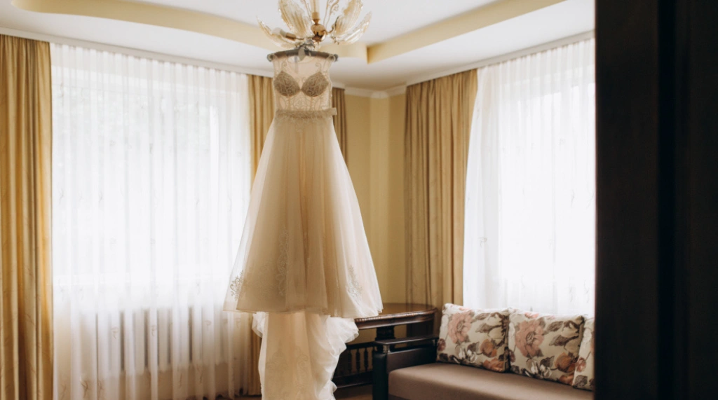 Gorden Minimalis dengan Rel Tersembunyi