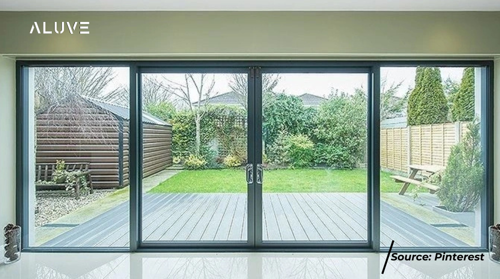 Pintu aluminium hitam menghadap halaman rumah