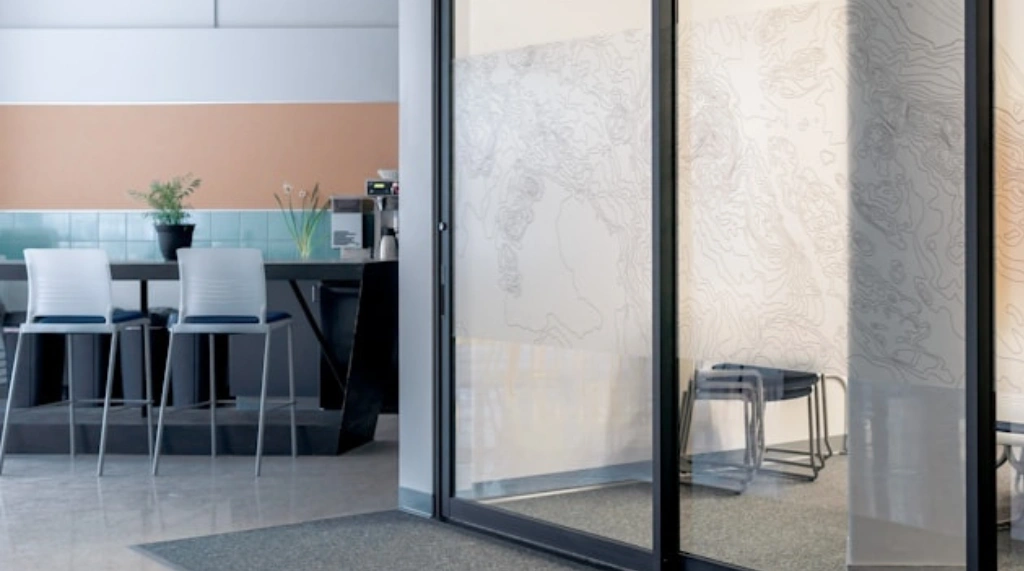 rumah minimalis dengan sliding door hitam ramping