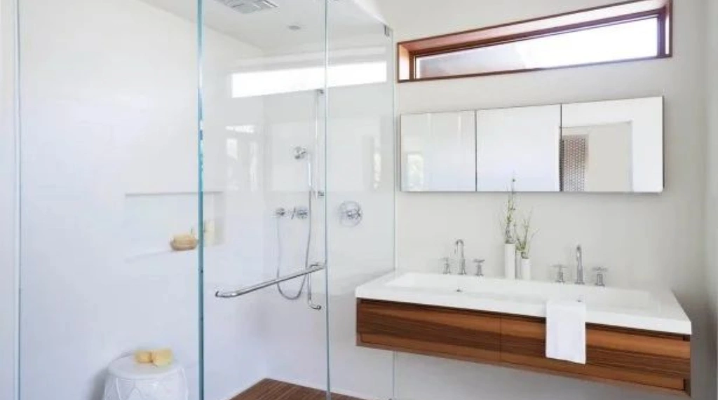 Harmonisasi Jendela Boven Kayu dan Furnitur Melayang yang Elegan