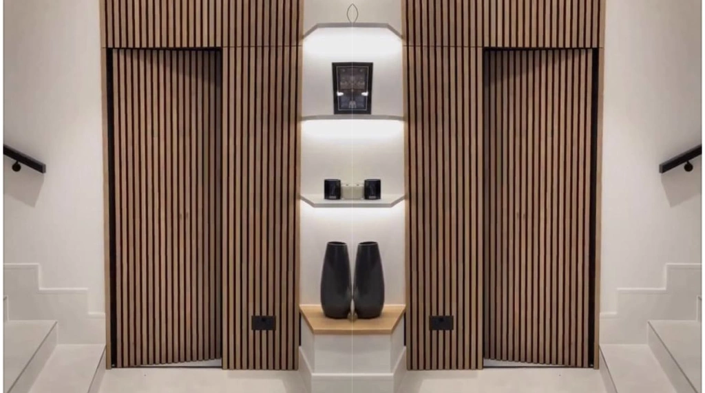 Hidden Door dengan Panel Kisi-Kisi Kayu Vertikal