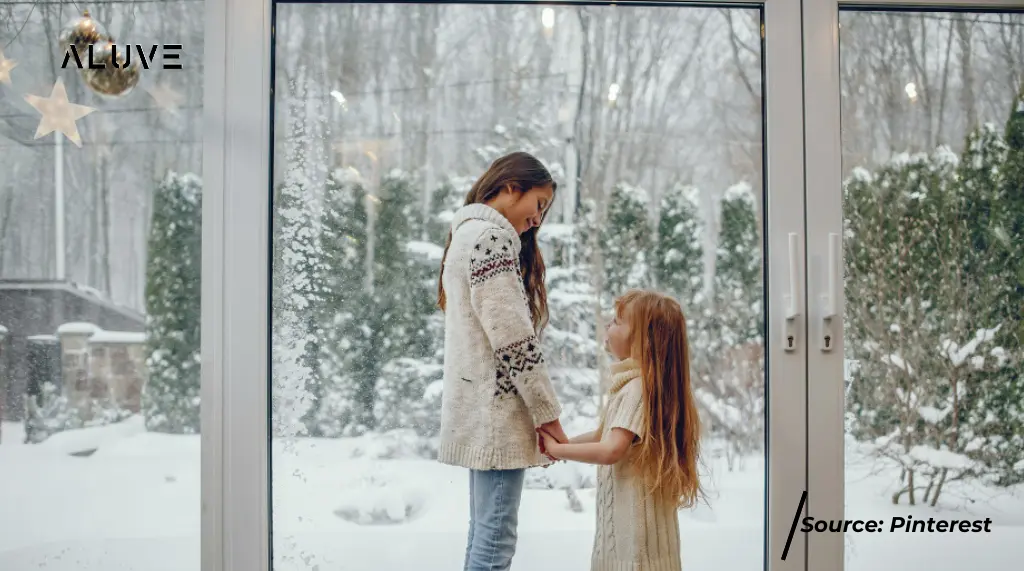 Jendela sliding aluminium warna putih dengan latar belakang kondisi salju