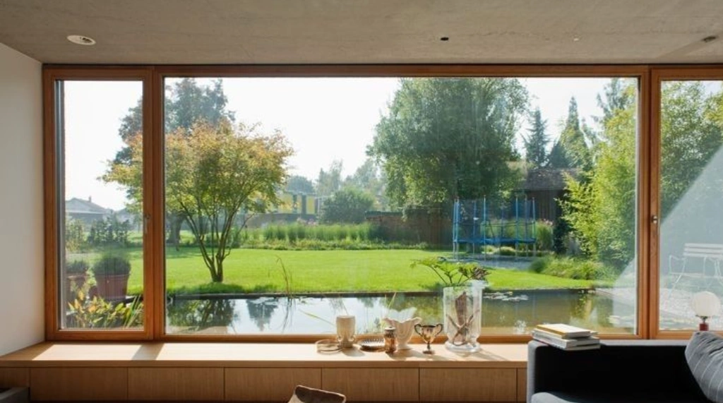 Jendela Kayu Kombinasi Kaca Besar (Panel Besar)