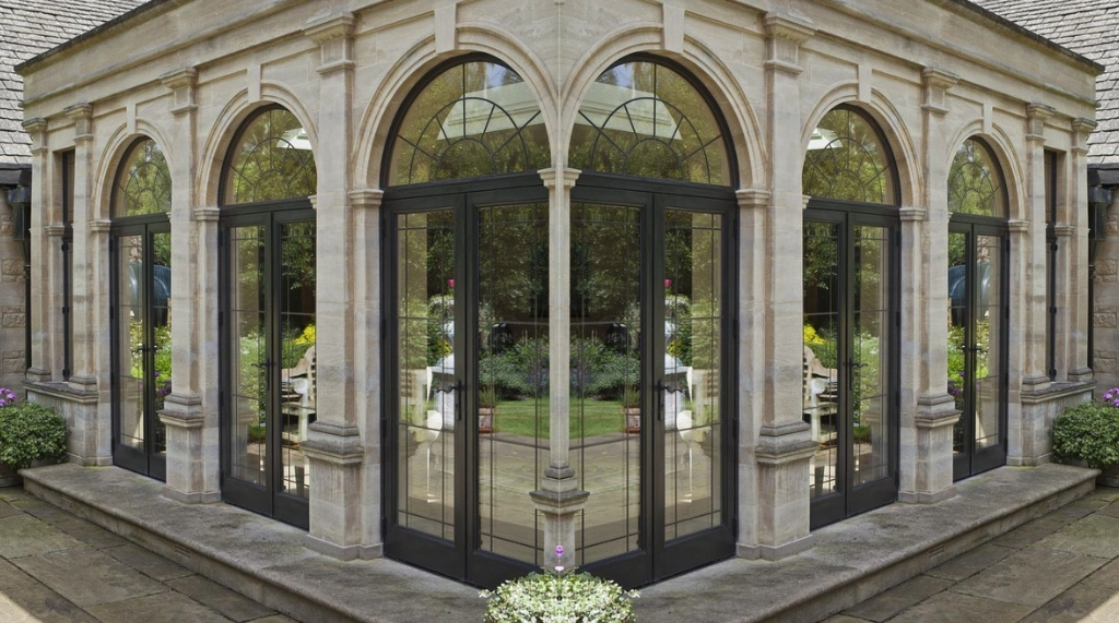 Konsep Jendela Lengkung Aluminium Klasik dengan Pilar Arsitektural