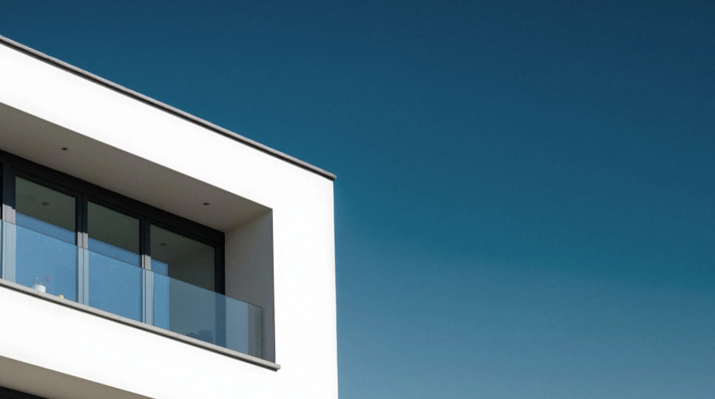 bangunan minimalis dinding putih dengan sliding window