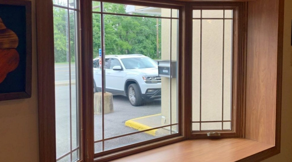 Jendela Kayu Minimalis Bay Window dari Kayu