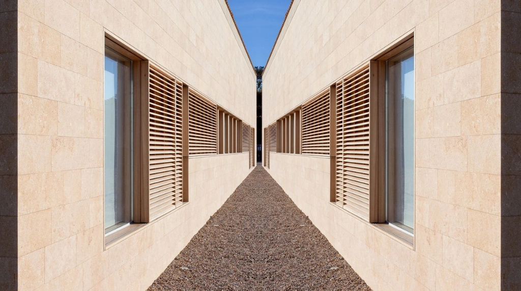 Jendela Kayu Minimalis Terbaru Jalusi (Louvered)