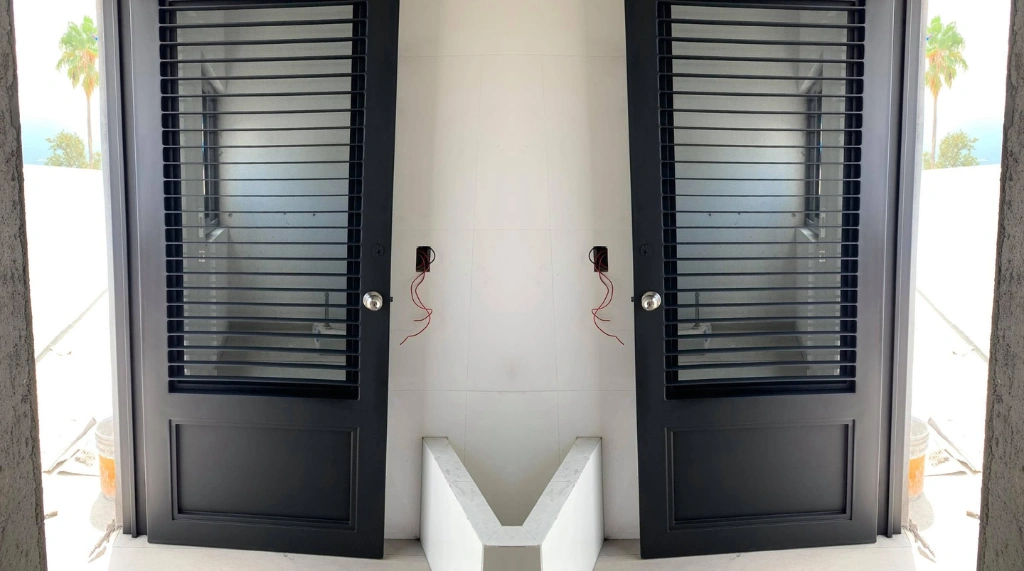 Pintu Aluminium dengan Jalusi Kaca