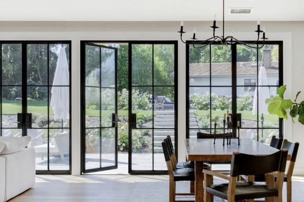 Pintu Aluminium Swing Hitam Berpadu dengan Dinding Putih