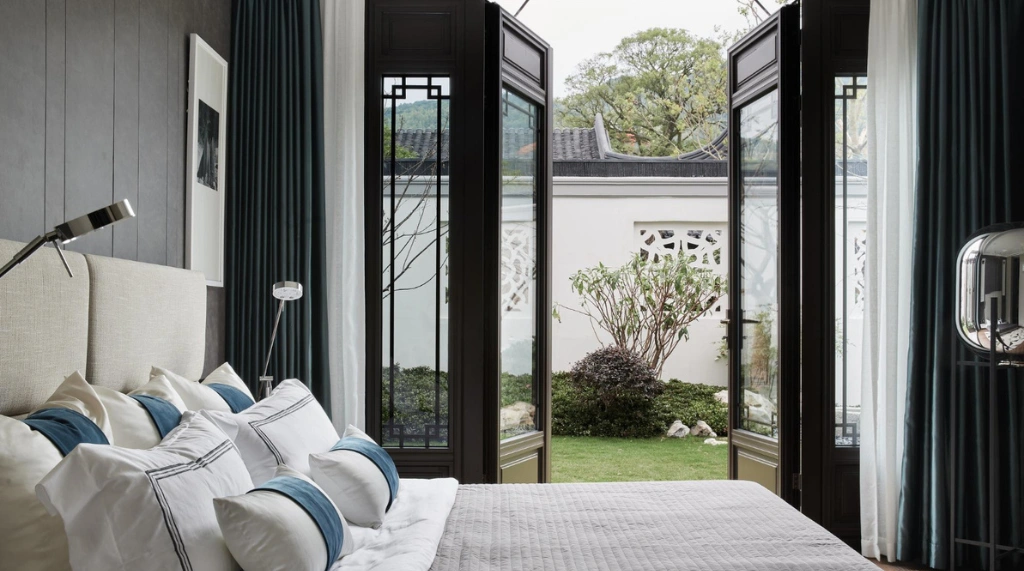 Pintu Aluminium Swing Hitam dengan Panel Kaca Mati