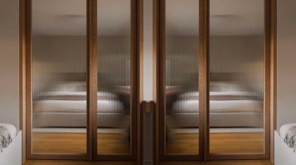 Pintu Kamar Tidur Motif Kayu dengan Kaca Mati