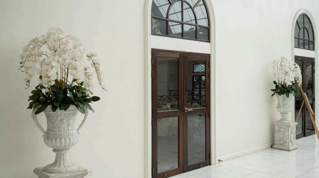 Pintu Kupu Tarung Cokelat dengan Panel Kaca Bening