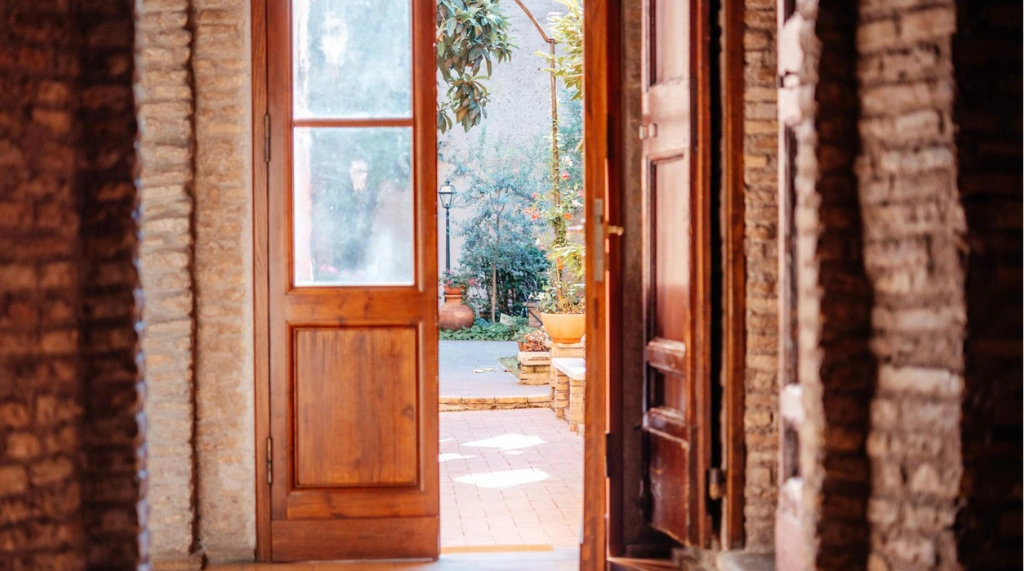 Pintu Kupu Tarung Cokelat Kayu Klasik