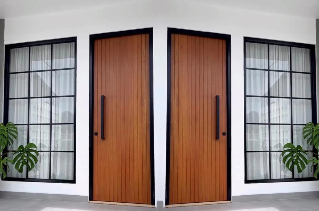 Pintu Minimalis Aksen Kayu dengan Handle Hitam Panjang