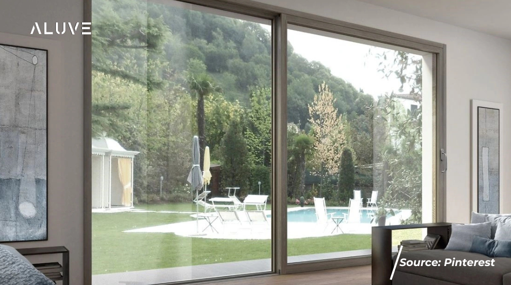 Pintu aluminium sliding warna cokelat sebagai pembatas antara interior-eksterior