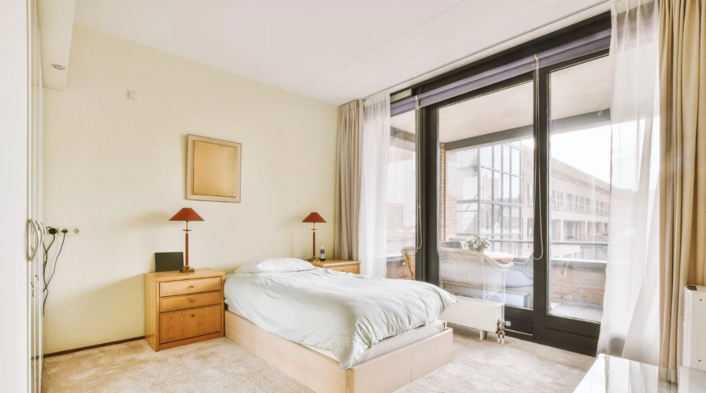 Pintu Sliding Kaca Minimalis untuk Kamar Tidur