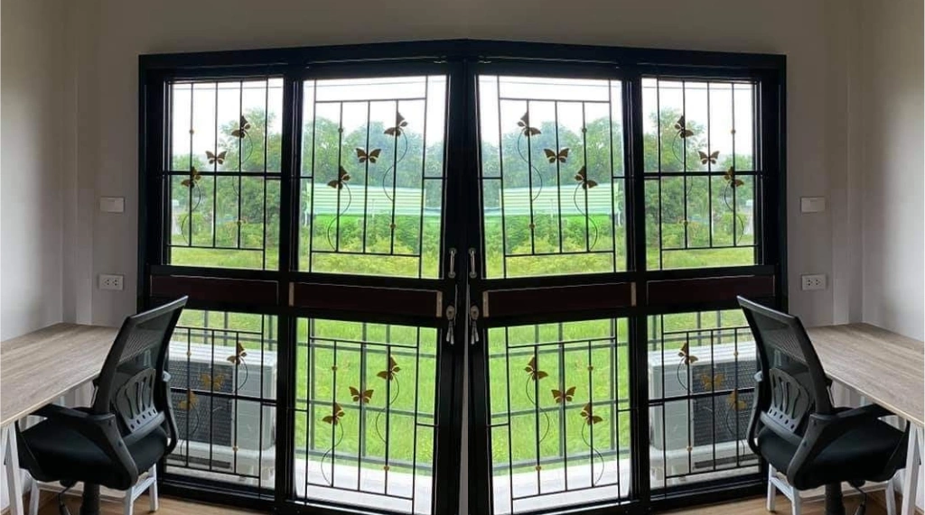 Teralis Jendela Minimalis Terbaru dengan Aksen Kupu-Kupu yang Manis